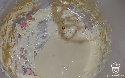 Затем добавьте сгущенное молоко. 