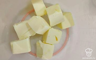 Масло нарезать на кусочки, оно должно быть комнатной температуры. 