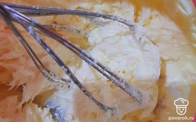 В миксере взбить масло. 