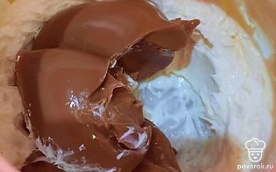 Добавить вареную сгущенку.