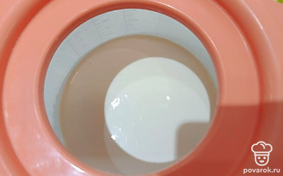 Хорошо охлажденные сливки пробиваем миксером сначала на медленных оборотах, затем на больших.