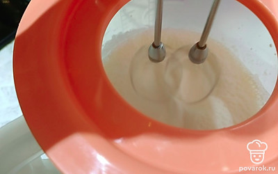 Затем добавляем сахарную пудру. Крем получается вкусный и нежный.