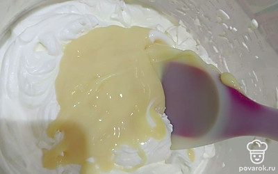 А чтобы крем получился вкуснее, я добавляю сгущенное молоко. Получается как мороженое. 