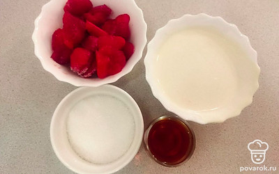 Почистите и помойте ягоды клубники. Заранее охладите посуду для взбивания сливок. Приготовьте креманки, сито и все необходимые продукты.