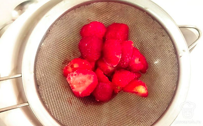 В глубокой миске, взбейте хорошо охлажденные сливки с сахарной пудрой, до состояния густой, однородной массы с устойчивыми пиками. 1/3 часть клубники протрите через приготовленное сито.