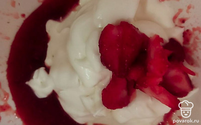 Остальную ягоду, нарежьте продолговатыми дольками. Теперь, добавьте по своему вкусу коньяк или ликер, клубничное пюре, клубничные дольки, потихоньку выложите взбитые сливки и аккуратно перемешайте все ингредиенты.