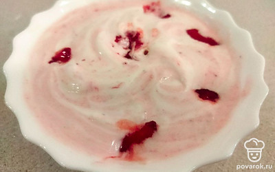 Подавайте нежный сливочный крем со свежей клубникой, в креманках, охлажденным. Украсьте несколькими целыми ягодами клубники.