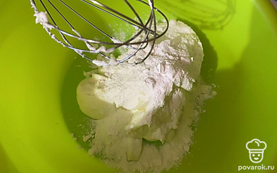 Сахарную пудру с творожным сыром соедините в миске для взбивания.