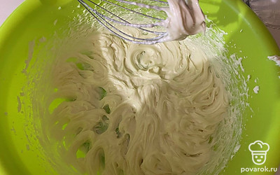 С помощью миксера взбейте сыр до белёсого цвета.