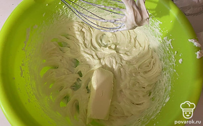 Затем частями добавляйте сливочное масло комнатной температуры.