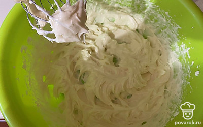 Каждый раз взбивая до однородного состояния. Важно, чтобы все продукты были комнатной температуры, иначе крем свернётся. 