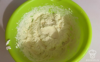 Используйте крем для сборки ваших любимым тортов, он получается в меру сладкий.