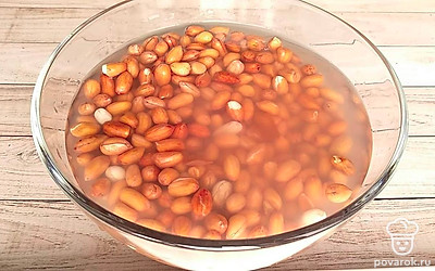 Арахис залить двумя стаканами воды и оставить на 5 часов. После промыть.