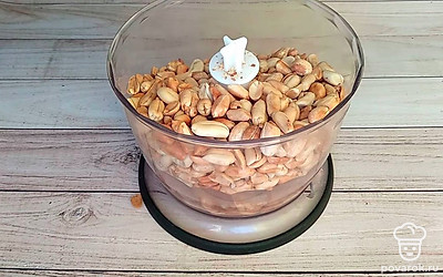 Арахис выложить в блендер и взбить 3-4 минуты на максимальных оборотах. 