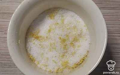 Снимаем с лимонов цедру. Смешиваем её с сахаром, чтоб все эфирные масла перешли в сахар. Оставляем на 5 минут, выжимаем сок из лимонов. Процеживаем через сито, чтобы не было косточек. 