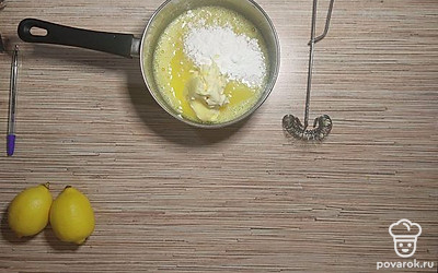 Смешиваем все ингредиенты с сотейнике. 