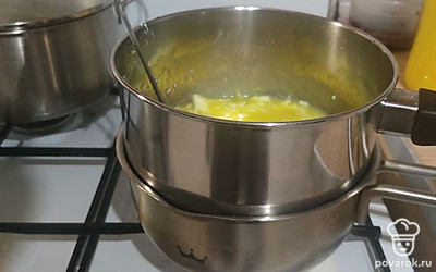 Ставим сотейник на водяную баню. Постоянно помешиваем, пока не заварится желток и крем не станет густеть до консистенции жидкой сметаны.