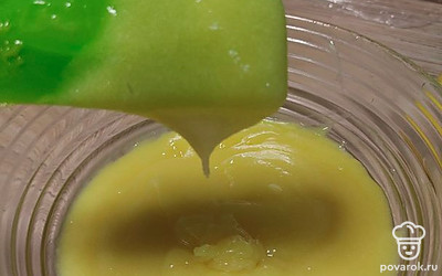 Крем снимаем с бани. Перекладываем в другую чашу. Накрываем пищевой пленкой в контакт. Даем немного отстыть. Крем готов в употреблению. Хранить в холодильнике. 