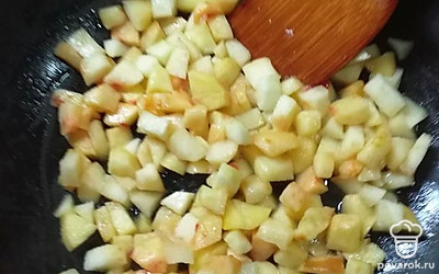 Яблоки помыть, очистить от кожуры, порезать маленькими кубиками. Отправить на сковороду, протушить до мягкости. 