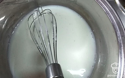 В ковшике на огне подогреть молоко с ванилью и подсластителем (по желанию), добавить кукурузный крахмал, помешивать до загустения крем. 