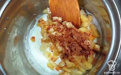 В остывший крем добавить яблоки с корицей. 