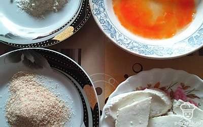 Яйцо взбить в отдельной посуде, нарезанный порционно сыр обмакивать сначала в муке, затем в яйце и сухарях. Жарить до аппетитной корочки на сковороде с растительным маслом, переворачивая сыр, с двух сторон. 