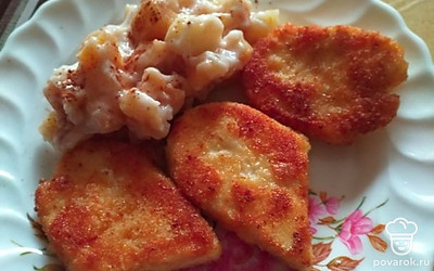 Готовый сыр выложить порционно на блюдо с тушеными яблочками и кремом. 