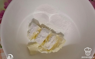 Соединяем размягченное сливочное масло с сахарной пудрой и тщательно смешиваем с помощью блендера в течение 5 минут. 