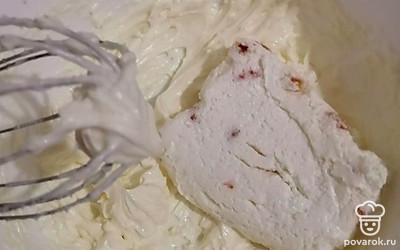 Добавляем творожную массу и ванилин, тщательно взбиваем до однородности. 