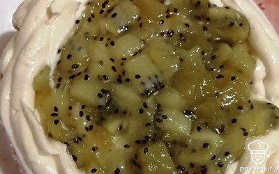 Творожный крем подходит как для начинки, так и для выравнивания торта. 