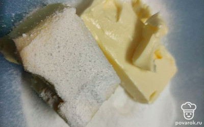 Сливочное масло комнатной температуры смешать с просеянной сахарной пудрой. 
