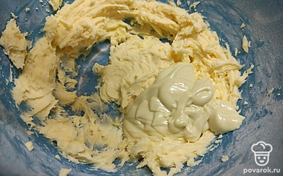 Белый шоколад растопить на водяной бане или в микроволновой печи, охладить до 35 градусов (при прикосновении будет казаться холодным). Смешать с маслом.