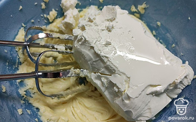 Добавить творожный сыр комнатной температуры, хорошо перемешать миксером до однородности и исчезновения комочков.