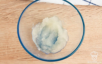 Залейте желатин двумя столовыми ложками воды комнатной температуры и оставьте набухать.