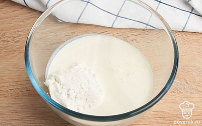 Соедините в миске сливки с творожным сыром.