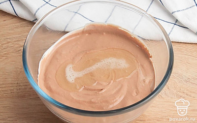 Добавьте нутеллу и взбивайте до однородности. Нагрейте желатин на водяной бане или в микроволновой печи, но не варите, иначе желатин потеряет свои свойства. Введите его в крем. Отправляйте крем в холодильник на 30-60 минут.