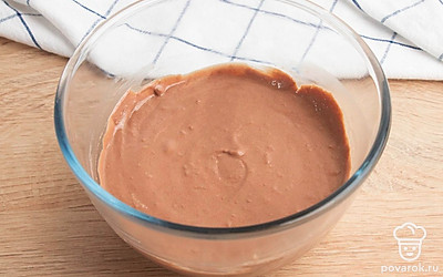 Достаньте крем из холодильника и еще раз взбейте.