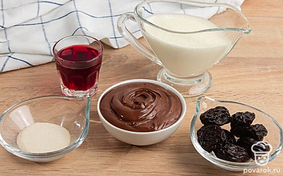 Ополосните чернослив. Если вы используете чернослив с косточками, то извлеките их. Подготовьте остальные ингредиенты. Вместо вина вы можете взять 45 мл коньяка (тогда воды вам понадобится 135 мл).