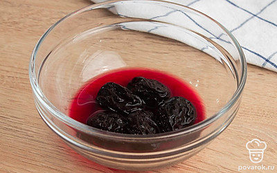Выложите чернослив в небольшую миску и залейте вином. Оставьте чернослив настаиваться на 30 минут.