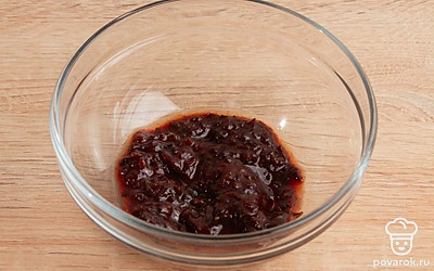 Измельчите чернослив с вином до состояния пюре при помощи погружного блендера.