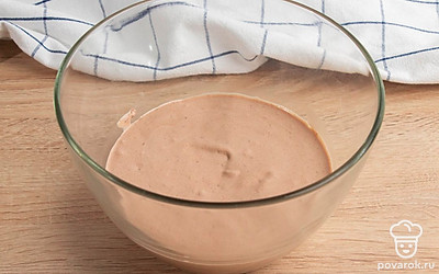 В большой чаше взбейте сливки до твердых пиков. Прогрейте нутеллу до 40°С, чтобы она стала жидкой и добавьте к сливкам. Также добавьте пюре из чернослива с вином. Разведите 5 г желатина в 90 мл холодной воды и добавьте в крем. Всё еще раз взбейте до однородности. Готовый крем накройте пищевой пленкой и охладите в холодильнике.