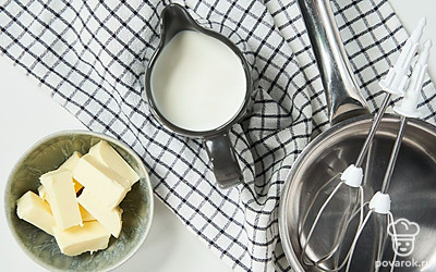 Достаньте масло из холодильника заранее, нарежьте небольшими кубиками. Приготовьте посуду для нагревания, блендер, пищевую пленку, глубокую емкость для взбивания и миксер.