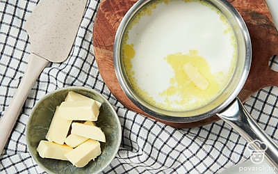 Смешайте масло с молоком. Налейте молоко в кастрюлю и нагрейте его на среднем огне, не доводя до кипения. По одному опускайте в молоко кубики масла и размешивайте, чтобы они полностью растопились. Не допуская кипения, снимите молоко с маслом с огня, слегка остудите и перебейте блендером в течение 2-3 минут. Закройте кастрюлю пищевой пленкой, чтобы она соприкасалась с молоком, и поставьте в холодильник на 6-8 часов.