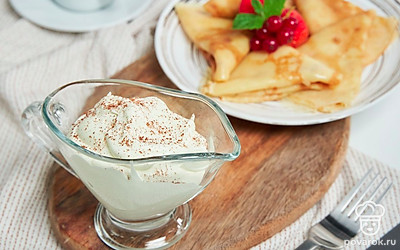 Покройте домашними сливками бельгийские вафли и полейте их карамельным сиропом.