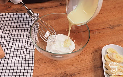 Теперь всыпьте ванильный сахар и взбевайте еще 1-2 мин, чтобы он растворился. После этого постепенно вводите оставшуюся часть сгущенного молока и продолжайте взбивать до загустения крема для торта из сметаны и сгущенки примерно 15 мин.