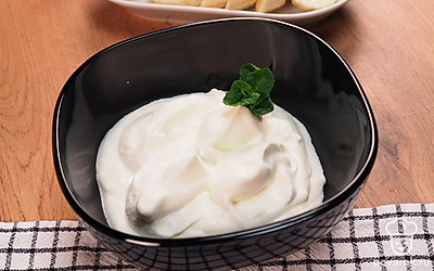 Готовый крем отправьте в холодильник на 30-40 мин для стабилизации.