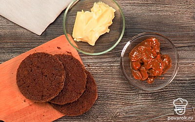 Достаньте сливочное масло из холодильника. Оно должно стать мягким. Достаньте из холодильника сгущенку. Если варили сгущенку сами, нужно дождаться, пока она остынет. Откройте банку со сгущенкой консервным ножом. Подготовьте миксер.