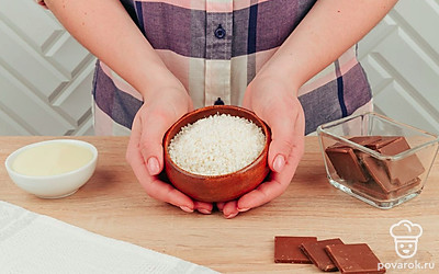 Поставьте кипятиться воду для водяной бани – она понадобится, чтобы растопить шоколад.