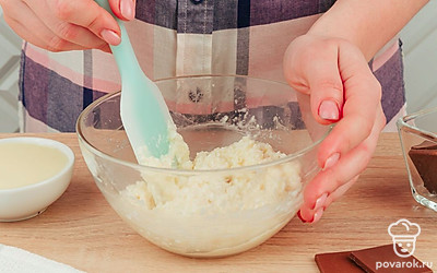 В глубокой тарелке смешайте кокосовую стружку и сгущенное молоко. Перемешивайте массу силиконовой лопаткой – так удобнее.