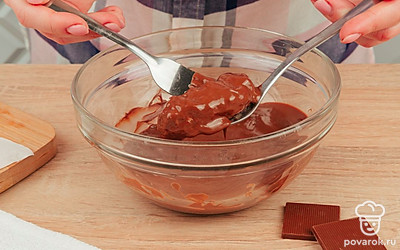 Растопите на водяной бане шоколад. Для этого выложите его в миску и поставьте в емкость с горячей водой. Следите, чтобы вода не попала внутрь миски. Готовый шоколад должен быть жидким, но не кипеть. Достаньте батончики из морозилки и окуните каждый в растопленный шоколад.